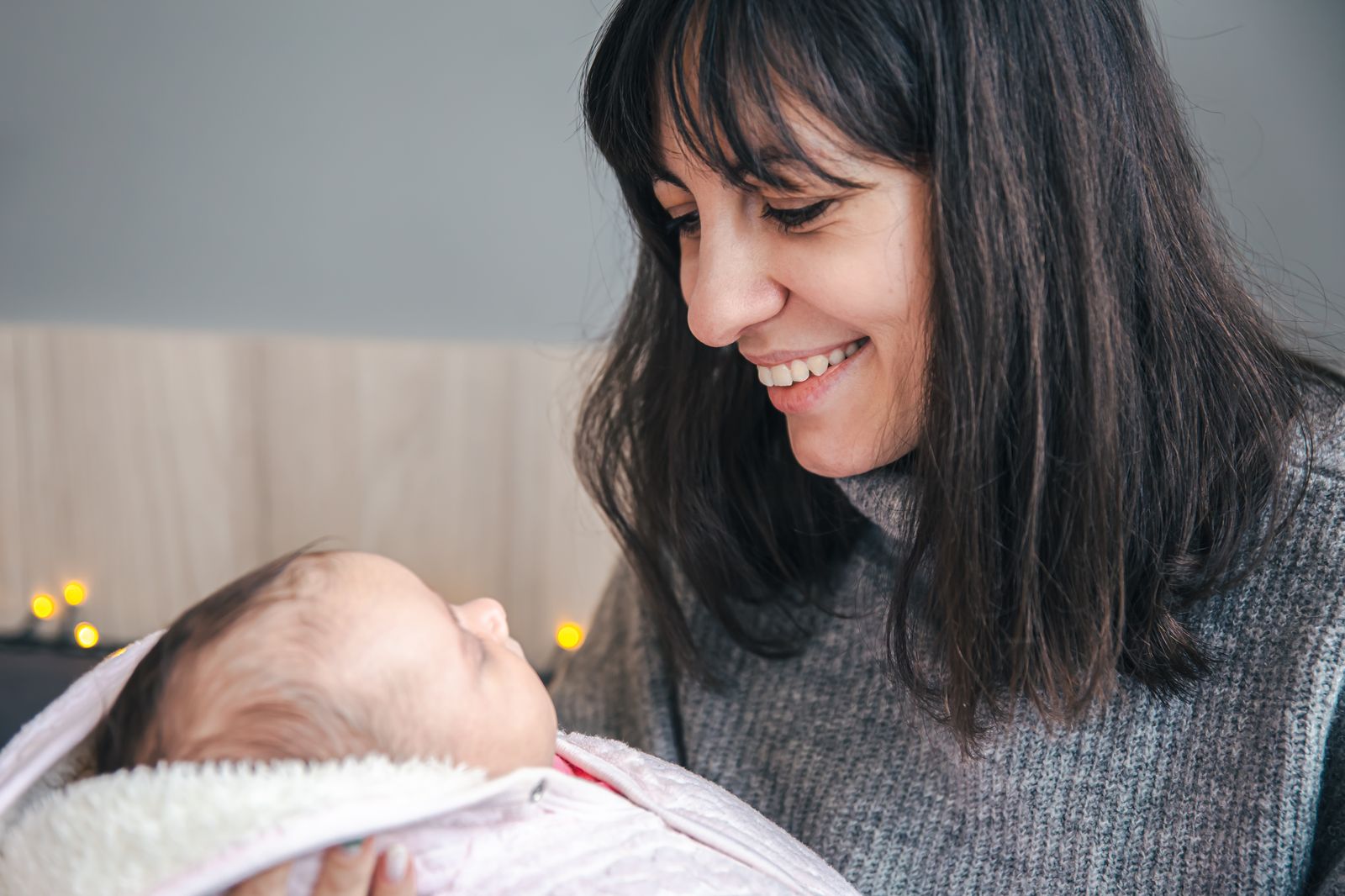Mãe com bebê recém-nascido recebendo atendimento pelo celular